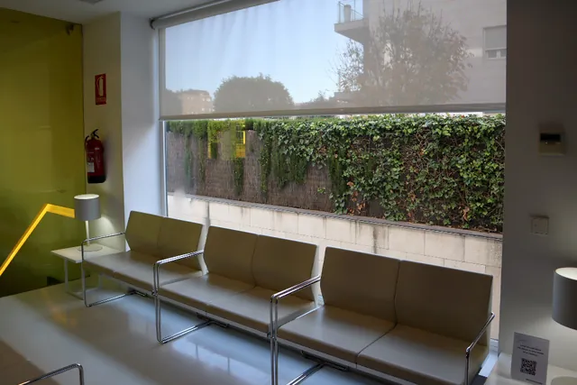 Sala d'espera · Llum natural i seients còmodes